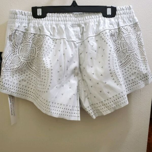 🆕 BLANK NYC - SILVER SHORTS - BRAND NEW - Picture 2 of 3